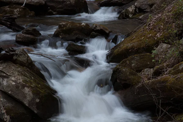 岩の間を流れる川 — ストック写真