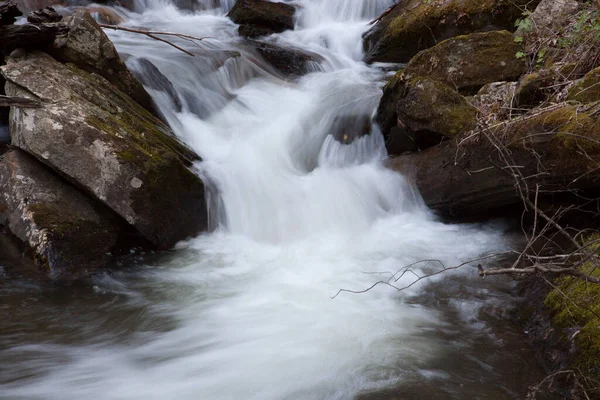 溪流在岩石上和岩石之间奔涌而下 — 图库照片