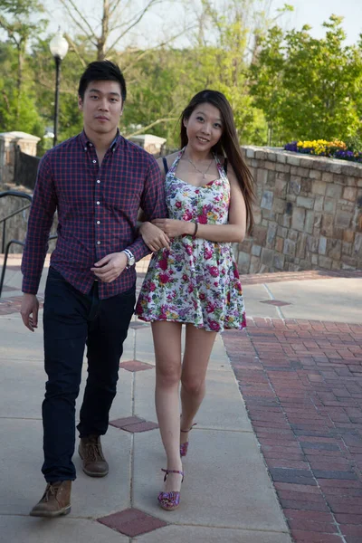 Romantique Asiatique Couple Extérieur — Photo