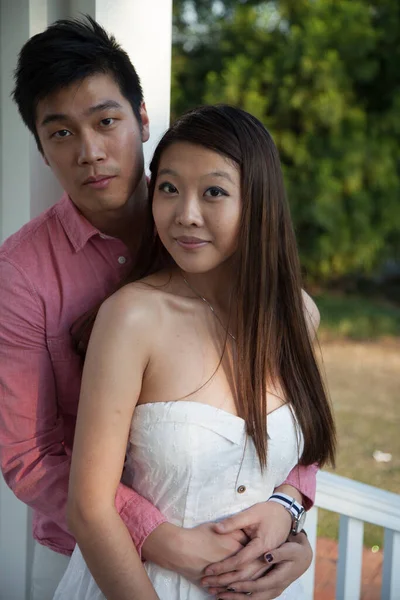 Aziatisch Paar Een Liefdevolle Omhelzing — Stockfoto