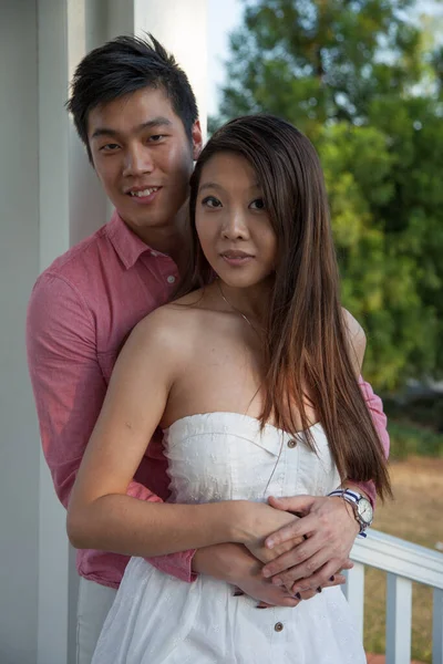 Asiatique Couple Dans Amour Étreinte — Photo