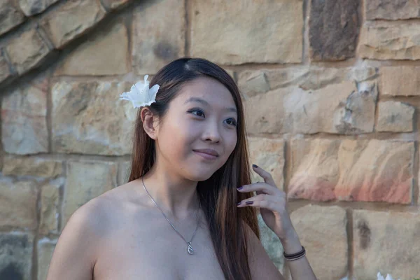 Mulher Asiática Feliz Livre Com Uma Flor Seu Cabelo — Fotografia de Stock