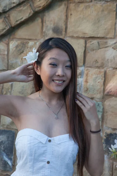 Heureuse Femme Asiatique Plein Air Avec Une Fleur Dans Ses — Photo