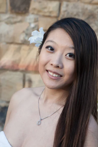 Heureuse Femme Asiatique Plein Air Avec Une Fleur Dans Ses — Photo