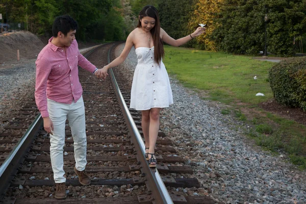 Romantyczna Para Azjatycka Spacerująca Torach Kolejowych — Zdjęcie stockowe