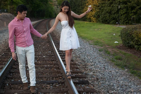 Romantiska Asiatiska Par Promenader Rail Road Spår — Stockfoto