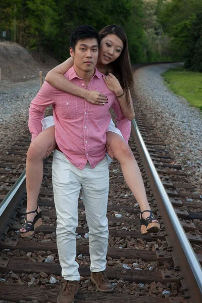 Casal Com Ele Carregando Seu Porquinho Volta — Fotografia de Stock