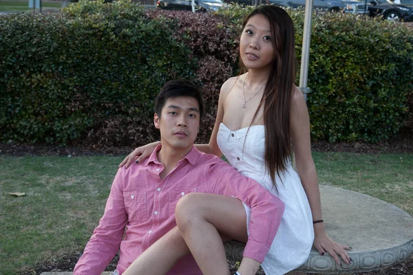 Schattig Aziatisch Paar Zitten Samen Buiten — Stockfoto