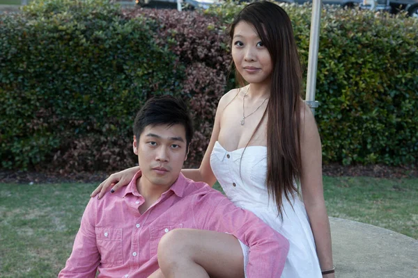Süß Asiatisch Pärchen Sitzen Zusammen Draußen — Stockfoto