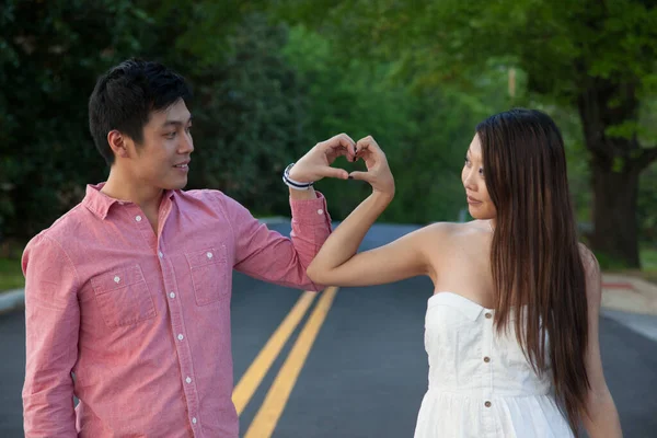 Romantische Asiatische Paar Macht Eine Herzform Mit Ihren Fingern — Stockfoto