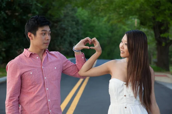 Romantische Asiatische Paar Macht Eine Herzform Mit Ihren Fingern — Stockfoto