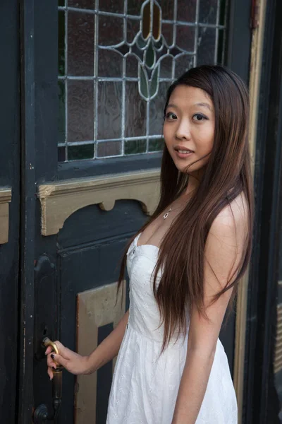 Jolie Femme Asiatique Ouvrant Une Porte — Photo