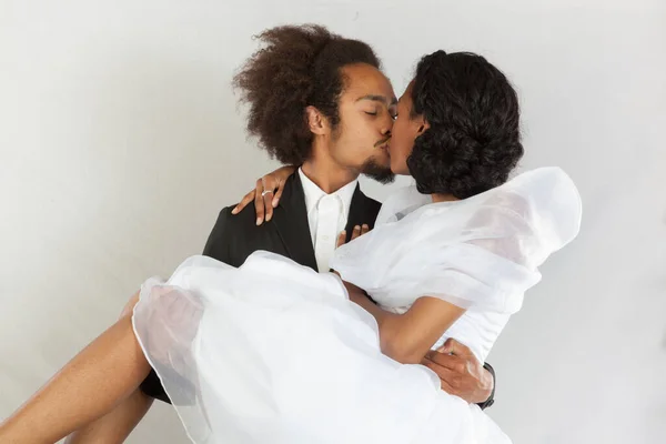 Romántico Negro Pareja Besos — Foto de Stock