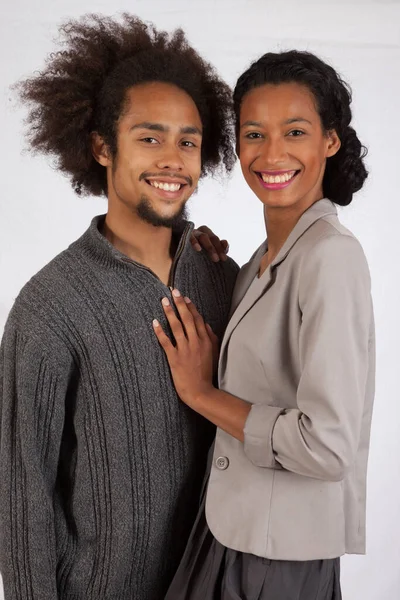 Romantisch Zwart Paar Samen Met Glimlachen — Stockfoto