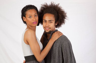 Romantik siyah çift düşünceli görünüyor.