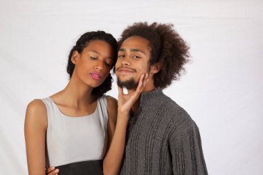 Romantik siyah çift gülümseyerek