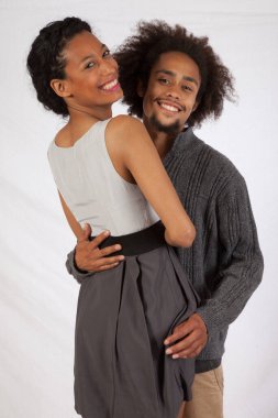 Romantik siyah çift gülümseyerek