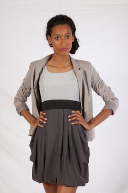 Güzel siyah kadın düşünceli görünüyor.