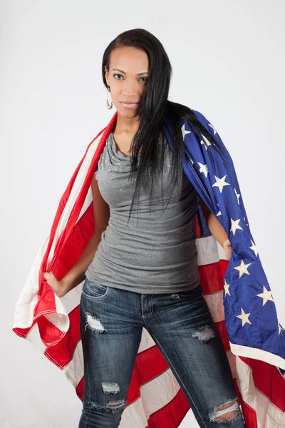Mujer Bonita Ponderando Con Una Bandera Americana — Foto de Stock
