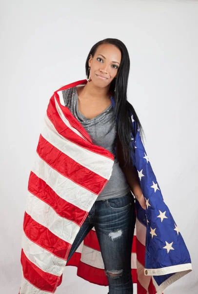 Mujer Feliz Envuelta Una Bandera Los Estados Unidos — Foto de Stock