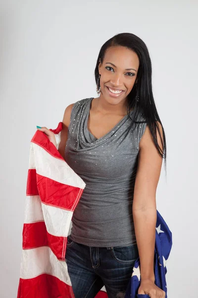 Mujer Feliz Envuelta Una Bandera Los Estados Unidos — Foto de Stock