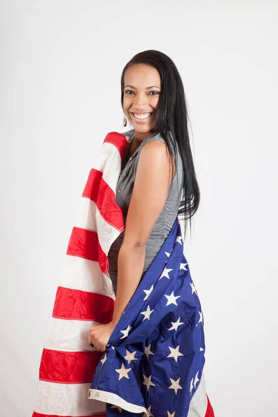 Mujer Feliz Envuelta Una Bandera Los Estados Unidos — Foto de Stock