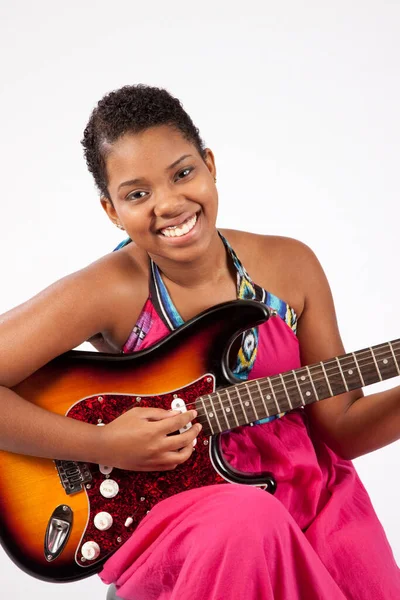 Mujer Negra Feliz Sosteniendo Una Guitarra —  Fotos de Stock