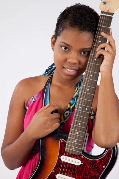 Preciosa Mujer Negra Sentada Wth Una Guitarra —  Fotos de Stock