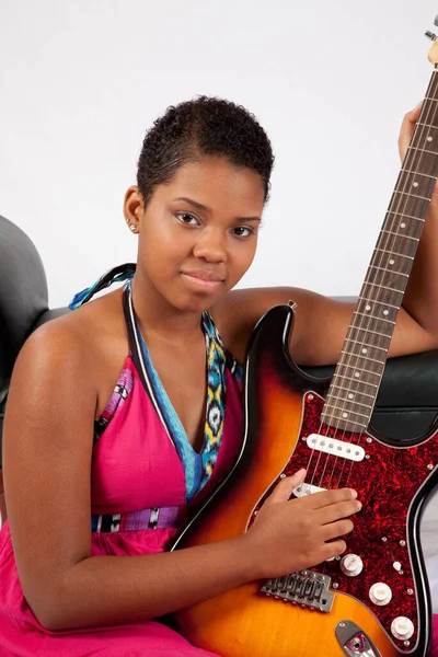 Mujer Negra Feliz Sosteniendo Una Guitarra —  Fotos de Stock