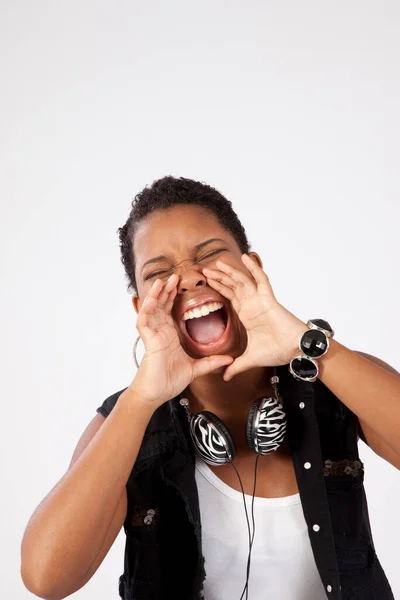Mujer Negra Gritando Con Las Manos Lado Boca — Foto de Stock