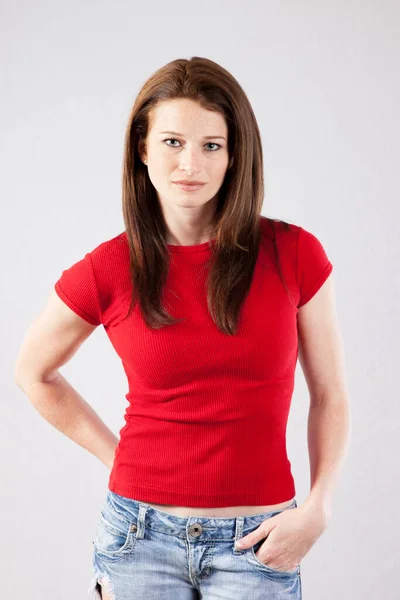 Mujer Bonita Con Una Blusa Roja — Foto de Stock