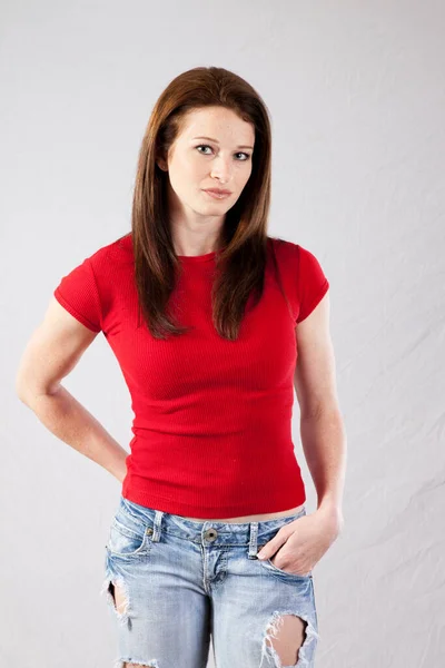 Mujer Bonita Con Una Blusa Roja — Foto de Stock