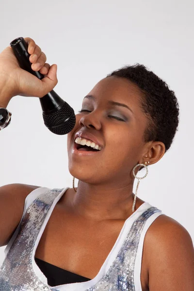 Mujer Negra Cantando Con Micrófono —  Fotos de Stock