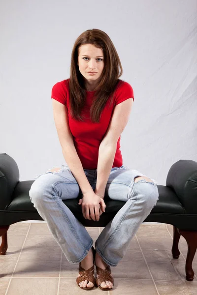 Pensive Kobieta Czerwonej Bluzce Siedzi Cicho — Zdjęcie stockowe