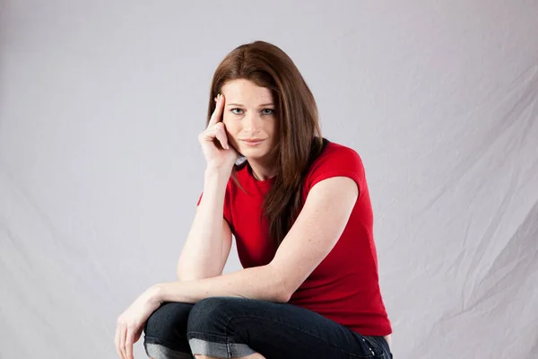 Mujer Feliz Blusa Roja Sentada Silencio — Foto de Stock