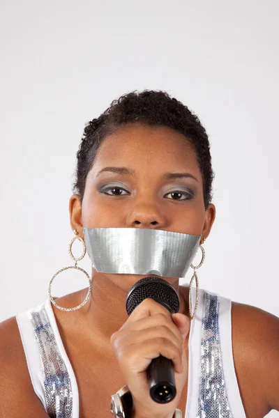 Mujer Negra Con Micrófono Silenciado — Foto de Stock