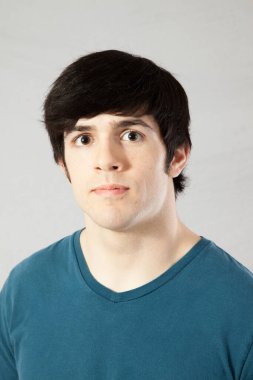 Ciddi bir ifadeyle düşünceli beyaz bir adam.