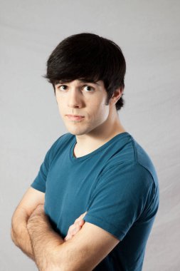 Ciddi bir ifadeyle düşünceli beyaz bir adam.