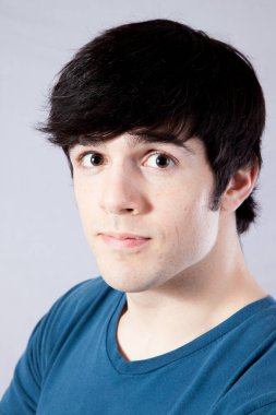 Ciddi bir ifadeyle düşünceli beyaz bir adam.