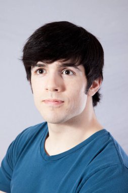 Ciddi bir ifadeyle düşünceli beyaz bir adam.