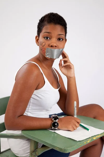 Mujer Negra Bonita Con Mejilla Boca Cerrada Con Cinta Adhesiva — Foto de Stock
