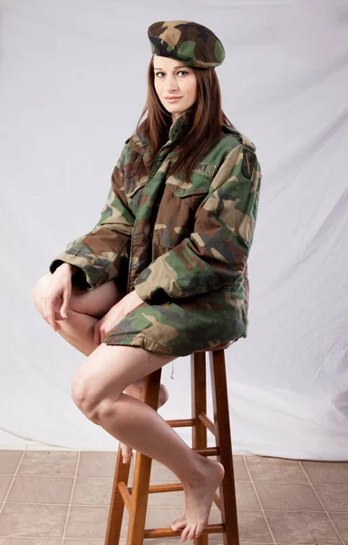 Mujer Bonita Camuflaje Militar Sentada Pensativamente —  Fotos de Stock
