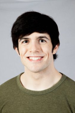 Yakışıklı adam mutlu görünüyor.