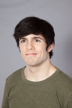 Yakışıklı adam mutlu görünüyor.