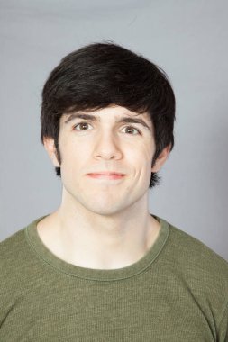 Yakışıklı adam mutlu görünüyor.