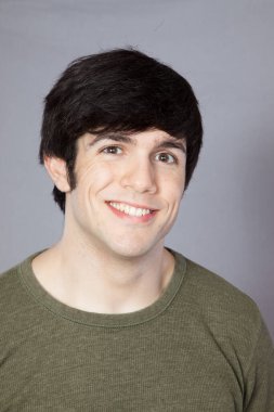 Yakışıklı adam mutlu görünüyor.