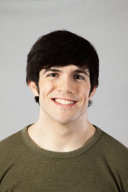 Yakışıklı adam mutlu görünüyor.