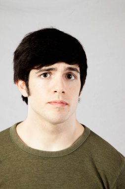 Yeşil gömlekli dalgın bir adam.