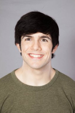 Yakışıklı adam mutlu görünüyor.