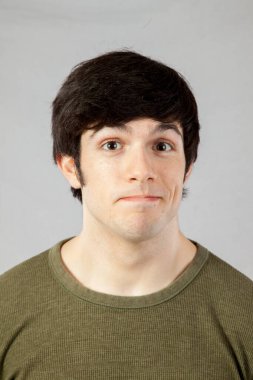 Yeşil gömlekli dalgın bir adam.